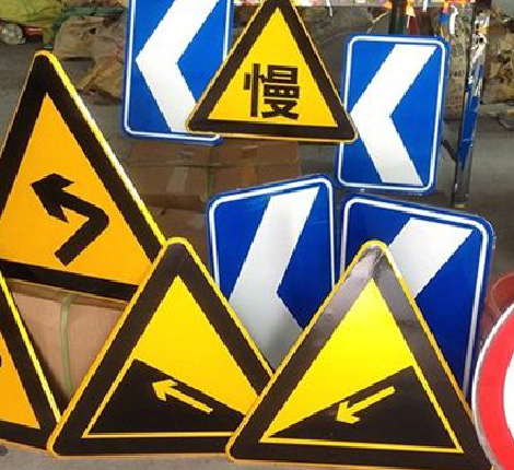 师宗标识标牌中颜色的确定是很重要的。